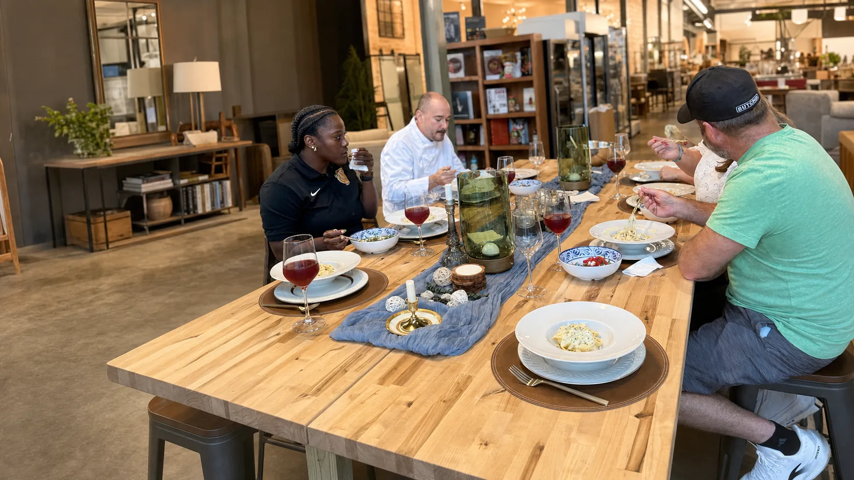 Guests enjoying a shared meal at the Sobremesa communal table